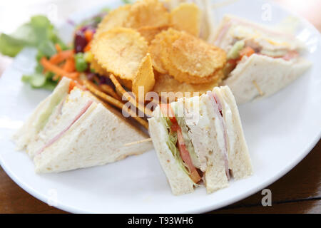 Club sandwich avec sur fond de bois Banque D'Images