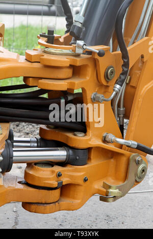 Les flexibles hydrauliques et pivotant sur un tracteur moderne. Banque D'Images