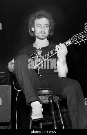 Amsterdam, Pays-Bas - 31 mars : Robert Fripp de King Crimson effectue sur scène au Concertgebouw d'Amsterdam, Pays-Bas le 31 mars 1973 (photo de Gijsbert Hanekroot) Banque D'Images