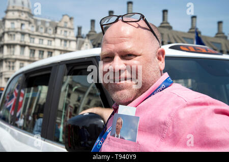 La place du Parlement, Westminster, Londres. Le 16 mai 2019. Substitution, chauffeur de taxi avec une photo de Nigel Farage dans sa poche. Banque D'Images