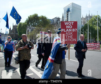 La place du Parlement, Westminster, Londres. Le 16 mai 2019. Les manifestants pour et contre l'Brexit avec Jacob Rees Mogg MP Banque D'Images