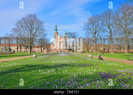 Photographié dans le jardin du roi, densément planté crocus en fleurs en différentes couleurs, faites un vivid Banque D'Images