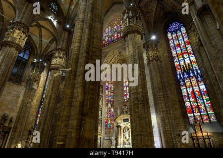 Faible angle de vue de nef principale dans de la cathédrale de Milan (Duomo di Milano, Italie). Banque D'Images
