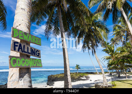 Vue sur le paysage tropical beach en Polynésie avec cocotiers, sable blanc parfait, en premier plan, avec de l'eau turquoise de l'océan et de ciel bleu profond w Banque D'Images