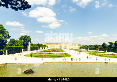 Vienne, Autriche 2013-07-08 Avis au célèbre Palais Schönbrunn avec grand jardin Parterre. Banque D'Images