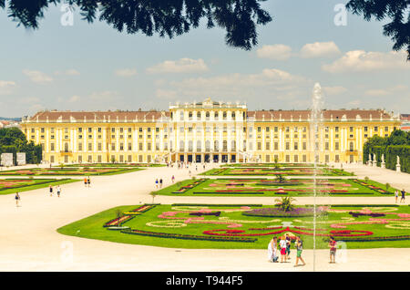 Vienne, Autriche 2013-07-08 Voir dans les jardins du château de Schönbrunn, l'UNESCO. Les touristes en se promenant dans les jardins. Banque D'Images