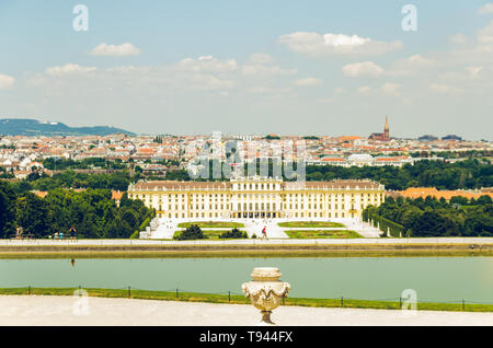 Vienne, Autriche 2013-07-08 Voir dans les jardins du château de Schönbrunn, l'UNESCO. Les touristes en se promenant dans les jardins. Banque D'Images