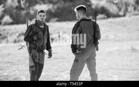 Les chasseurs de l'homme à coups de fusil. Boot Camp. L'uniforme militaire. L'amitié des hommes chasseurs. Les forces de l'armée. Camouflage. Les techniques de chasse et d'armes de l'équipement. Comment transformer la chasse en passe-temps. L'avenir. Banque D'Images