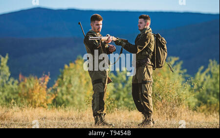 L'amitié des hommes chasseurs. L'uniforme militaire. Les forces de l'armée. Camouflage. Les techniques de chasse et d'armes de l'équipement. Comment transformer la chasse en passe-temps. Les chasseurs de l'homme à coups de fusil. Boot Camp. sur la chasse. Banque D'Images