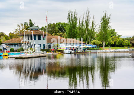 9 mai 2019 sur la montagne / CA / USA - Lac Rivage rivage un hangar à Lake Park sur l'apparence d'un jour de printemps Banque D'Images