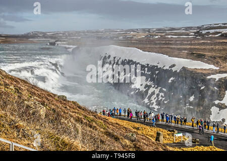 L'Islande, Gullfoss, Février 27, 2019 : vue vers la célèbre cascade de touristes regardant de derrière une clôture Banque D'Images