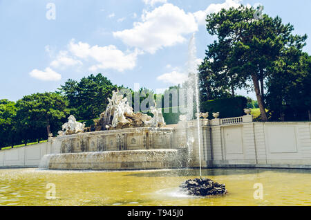 Vienne, Autriche 2013-07-08 Avis à fontaine de Neptune, Grand Parterre. Situé au pied de la colline derrière le palais impérial de Schönbrunn Banque D'Images