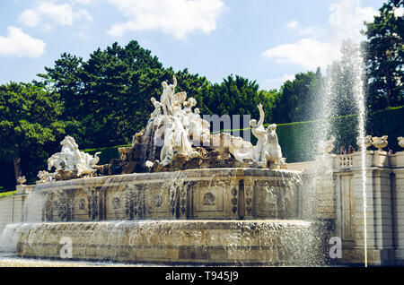 Vienne, Autriche 2013-07-08 Avis à fontaine de Neptune, Grand Parterre. Situé au pied de la colline derrière le palais impérial de Schönbrunn Banque D'Images