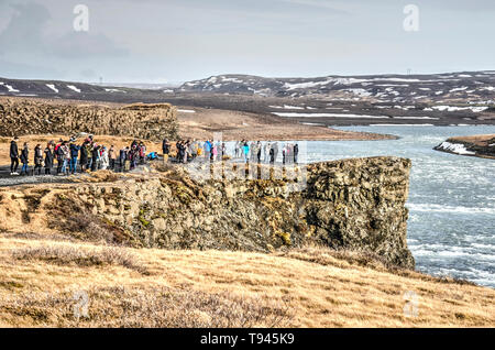 L'Islande, Gullfoss, Février 27, 2019 : paysage avec les touristes debout sur un bluff et regardant vers le bas sur la rivière, les rapides et chutes d'eau dans la vallée Banque D'Images