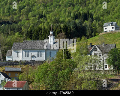 La Norvège, Hellesylt, village au bas de la montagnes de neige, ciel bleu Banque D'Images