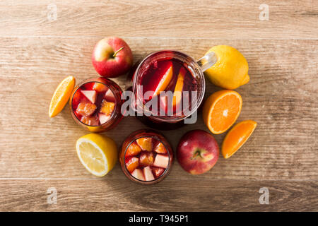 Vin rouge sangria en verre sur la table en bois. Vue d'en haut Banque D'Images