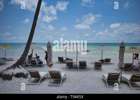 Phu Quoc, Vietnam - 27 mars 2019 : les touristes restant dans la soirée sur la belle et longue plage de l'île, pour le coucher du soleil Banque D'Images