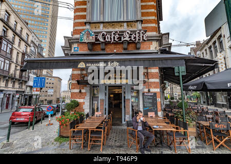 Un homme de boire un café assis aux tables de café Leffe, Place du Grand Sablon, la ville haute historique de Bruxelles, Belgique Banque D'Images