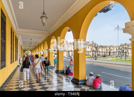 Portico sur la Plaza de Armas (Plaza Mayor) dans le centre historique (Centro historico), regard vers le Palacio de Gobierno, Lima, Pérou Banque D'Images