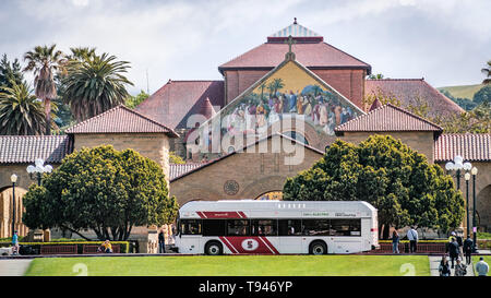 9 mai 2019, Palo Alto / CA / USA - navette gratuite de prendre les gens à la main à l'Université de Stanford Quad Banque D'Images