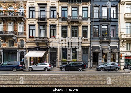 Façades de bâtiments le long de la rue de la Régence dans le quartier du Sablon de Bruxelles, Belgique Banque D'Images