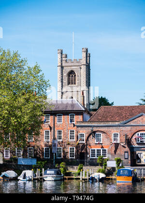 Paroisse de Henley avec l'Église, près de Remenham Tamise, Henley-on-Thames, Berkshire, Angleterre, RU, FR. Banque D'Images