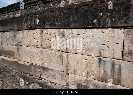 Panneaux en relief sculpté sur les murs du sud de balle au complexe archéologique pré-colombienne d'El Tajin dans Tajin, Veracruz, Mexique. El Tajín a prospéré à partir de 600 à 1200 EC, et pendant ce temps, de nombreux temples, palais, ballcourts, et les pyramides ont été construites par le peuple totonaque et est l'une des plus grandes et des plus importantes villes de l'ère classique de la Méso-Amérique. Banque D'Images