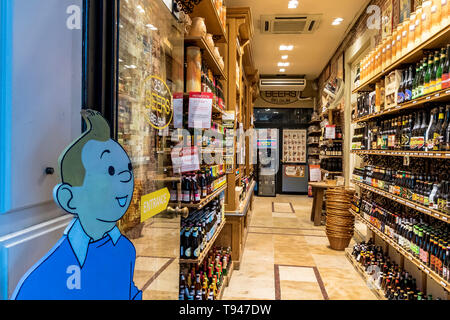 Un modèle de Tin Tin se dresse à l'entrée d'un magasin de bière de Bruxelles, Bruxelles, Belgique Banque D'Images