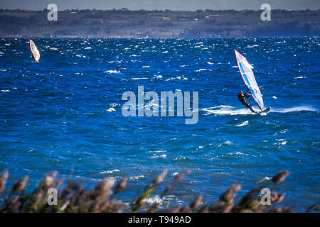 Surfers sur le lac de Bolsena (Italie) - La ville médiévale avec un château sur le lac de Bolsena, la région Latium, en Italie centrale Banque D'Images