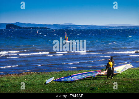 Surfers sur le lac de Bolsena (Italie) - La ville médiévale avec un château sur le lac de Bolsena, la région Latium, en Italie centrale Banque D'Images