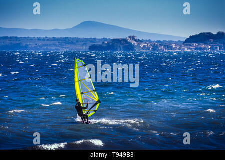 Surfers sur le lac de Bolsena (Italie) - La ville médiévale avec un château sur le lac de Bolsena, la région Latium, en Italie centrale Banque D'Images