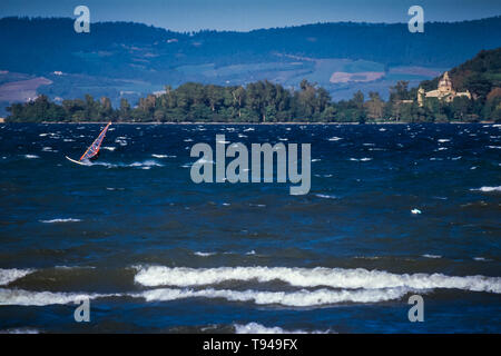 Surfers sur le lac de Bolsena (Italie) - La ville médiévale avec un château sur le lac de Bolsena, la région Latium, en Italie centrale Banque D'Images