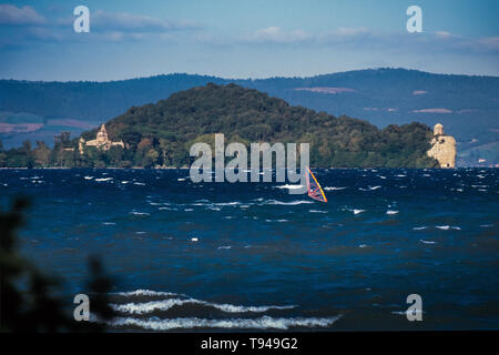 Surfers sur le lac de Bolsena (Italie) - La ville médiévale avec un château sur le lac de Bolsena, la région Latium, en Italie centrale Banque D'Images