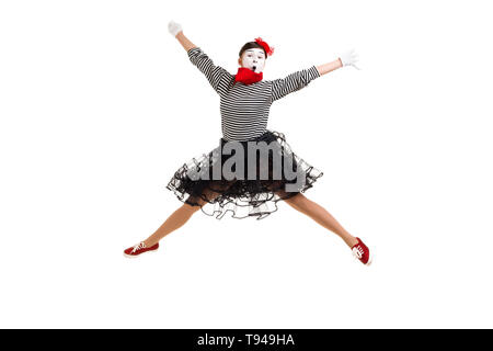 Portrait de femme artiste mime jumping isolé sur fond blanc Banque D'Images