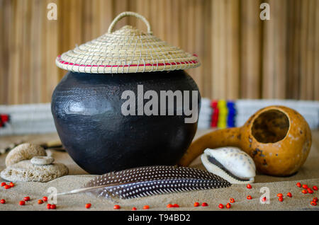 La bière de l'Afrique, dénommé utshwala en zoulou, est brassée à partir de mangerons que repas et bu à un récipient à boire de l'argile appelée ukhamba. Photo : Jonathan Banque D'Images