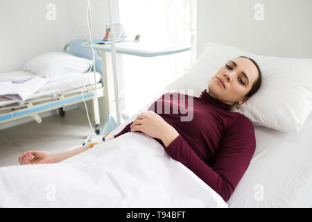 Patient ayant perfusion IV et couché à l'hôpital. La maladie Banque D'Images