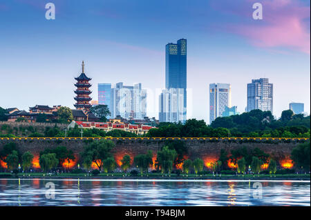 Pagoda et les remparts de la ville sur les rives du Lac Xuanwu, Nanjing, Chine. Banque D'Images