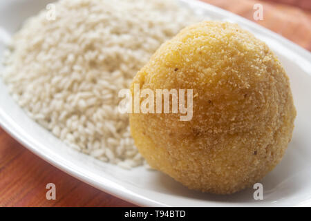 Frit sicilienne arancino posées sur un lit de riz Banque D'Images