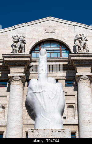 Milan, Italie : le doigt ou DODJI EST RESTÉ À LA CAVE, la sculpture faite par Maurizio Cattelan en face du Palazzo Mezzanotte, La construction de logements est la Bourse de Milan Banque D'Images