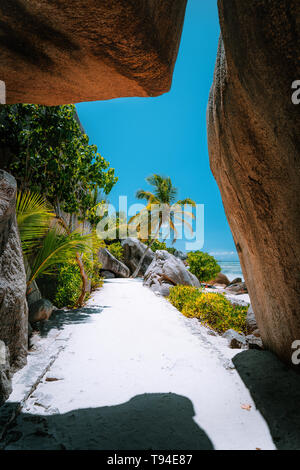 Sentier pédestre à travers les blocs de roche de granite bizarre géant lors de la célèbre Anse Source d'argent beach sur l'île de La Digue aux Seychelles. Paradis exotique sc Banque D'Images