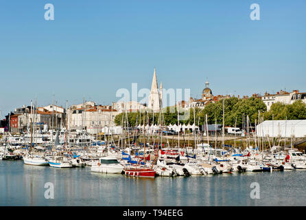 La Rochelle (centre-ouest de la France) : le vieux port. Dans l'arrière-plan, la "tour de la Lanterne tour" Banque D'Images