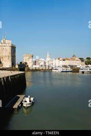 La Rochelle (centre-ouest de la France) : tours à l'entrée du vieux port. Les deux tours 'tour de la chaîne (à droite) et 'tour Saint-Nicolas (l' Banque D'Images