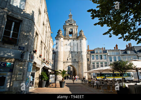 La Rochelle (centre-ouest de la France) : "Cours des Dames" avenue et la "Grosse Horloge" (grosse Horloge) porte de ville dans le centre ville, immeuble classé Banque D'Images