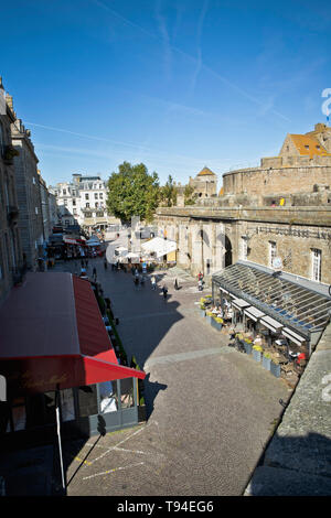 Saint-Malo (Bretagne, nord-ouest de la France) : "place Guy La Chambre" square dans le centre-ville historique. Dans l'arrière-plan, la Porte Saint-Vincent" : Banque D'Images