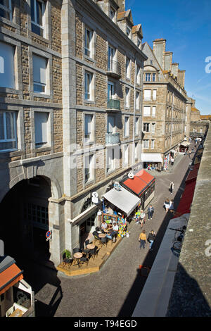 Saint-Malo (Bretagne, nord-ouest de la France) : "rue Jacques Cartier" street dans le centre-ville historique Local Caption *** *** Banque D'Images