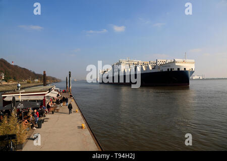 Navire porte-conteneurs sur Elbe au quai Blankenese, Hambourg, Allemagne, Europe Banque D'Images