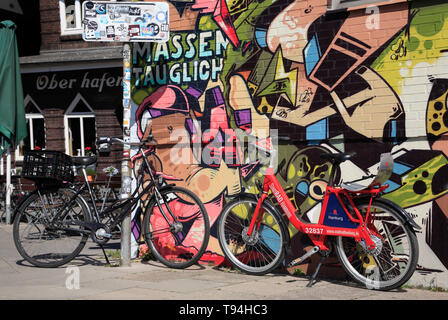 Service de location de vélos et des graffitis près de Oberhafenbruecke, Hambourg, Allemagne, Europe Banque D'Images