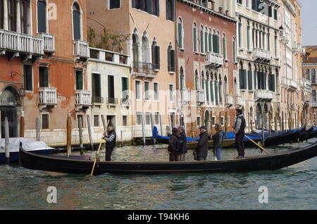 Les passagers debout dans la télécabine du traghetto (ferry) S Toma, un service de navette, de l'autre côté du Grand Canal à Venise, Italie. Banque D'Images