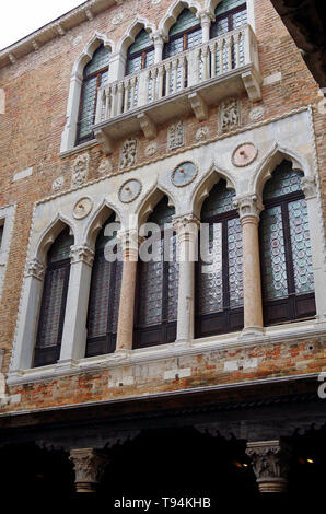 Cour du Palazzo Contarini, connu sous le nom de Ca' d'Oro sur le Grand Canal à Venise, Italie Banque D'Images