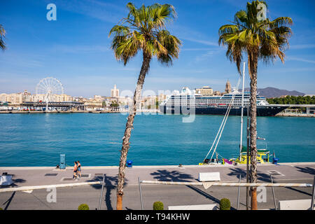 MALAGA, COSTA DEL SOL, ESPAGNE - CIRCA MAI 2019 : Port de Malaga sur la Costa del Sol en Andalousie, Espagne Banque D'Images